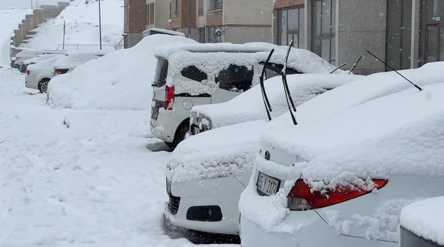 Y&uuml;ksekova nisan ayında karla kaplandı 8
