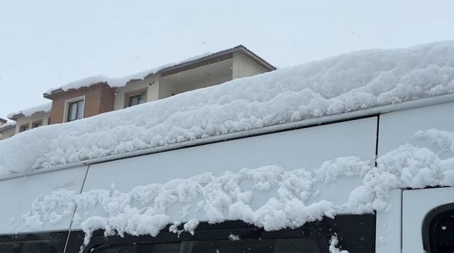 Y&uuml;ksekova nisan ayında karla kaplandı 7