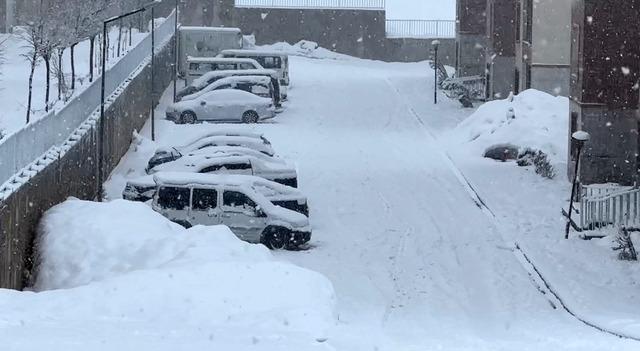 Y&uuml;ksekova nisan ayında karla kaplandı 5