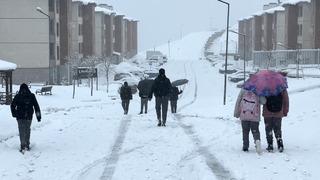 Yüksekova nisan ayında karla kaplandı