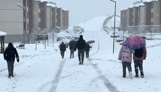 Y&uuml;ksekova nisan ayında karla kaplandı