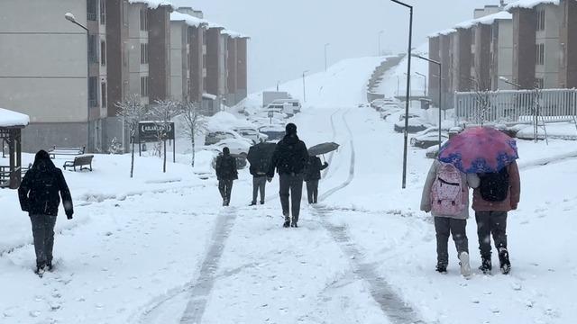 Yüksekova nisan ayında karla kaplandı