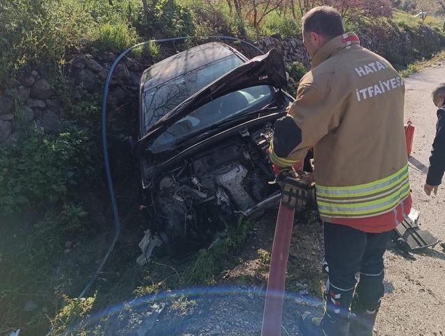 Yayladağı’nda bahçe duvarına çarpan otomobil hurdaya döndü 3