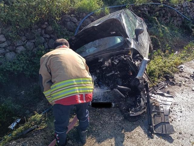 Yayladağı’nda bahçe duvarına çarpan otomobil hurdaya döndü 2