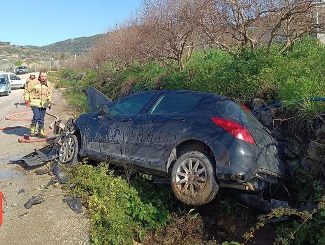 Yayladağı’nda bahçe duvarına çarpan otomobil hurdaya döndü 1