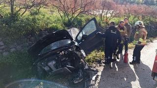 Yayladağı’nda bahçe duvarına çarpan otomobil hurdaya döndü