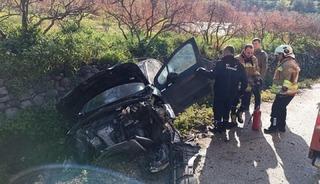 Yayladağı&rsquo;nda bah&ccedil;e duvarına &ccedil;arpan otomobil hurdaya d&ouml;nd&uuml;