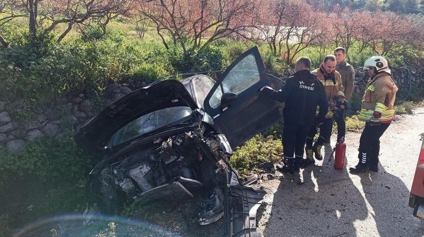 Yayladağı&rsquo;nda bah&ccedil;e duvarına &ccedil;arpan otomobil hurdaya d&ouml;nd&uuml;