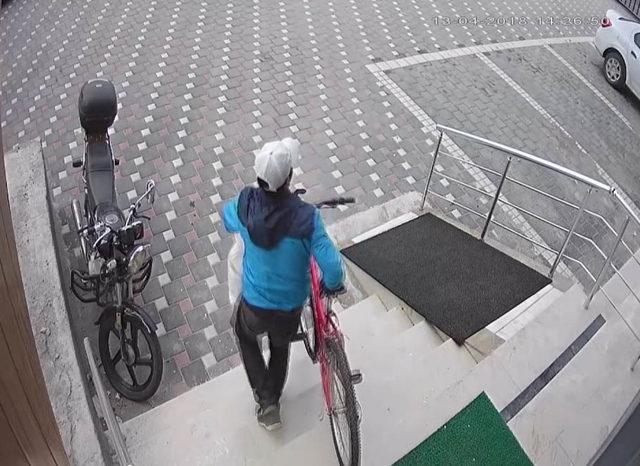 Ayakkabı ve bisiklet hırsızı kameradan yakalandı