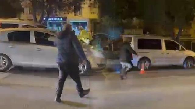 Denizli'de bir şahıs aracını polislerin üzerine sürdü