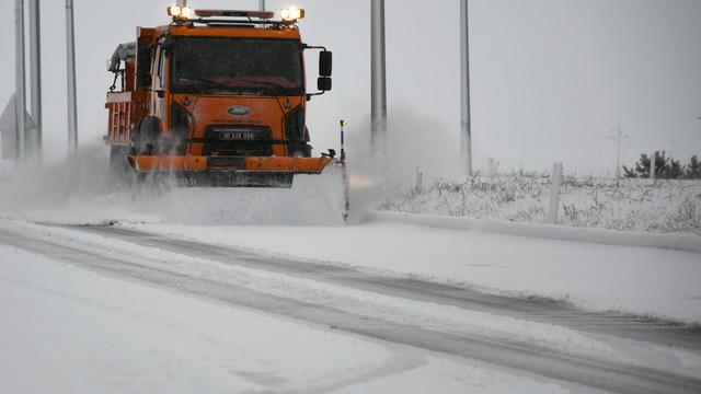 Kars ve Ardahan'da kar nedeniyle 38 köy yolu ulaşıma kapandı