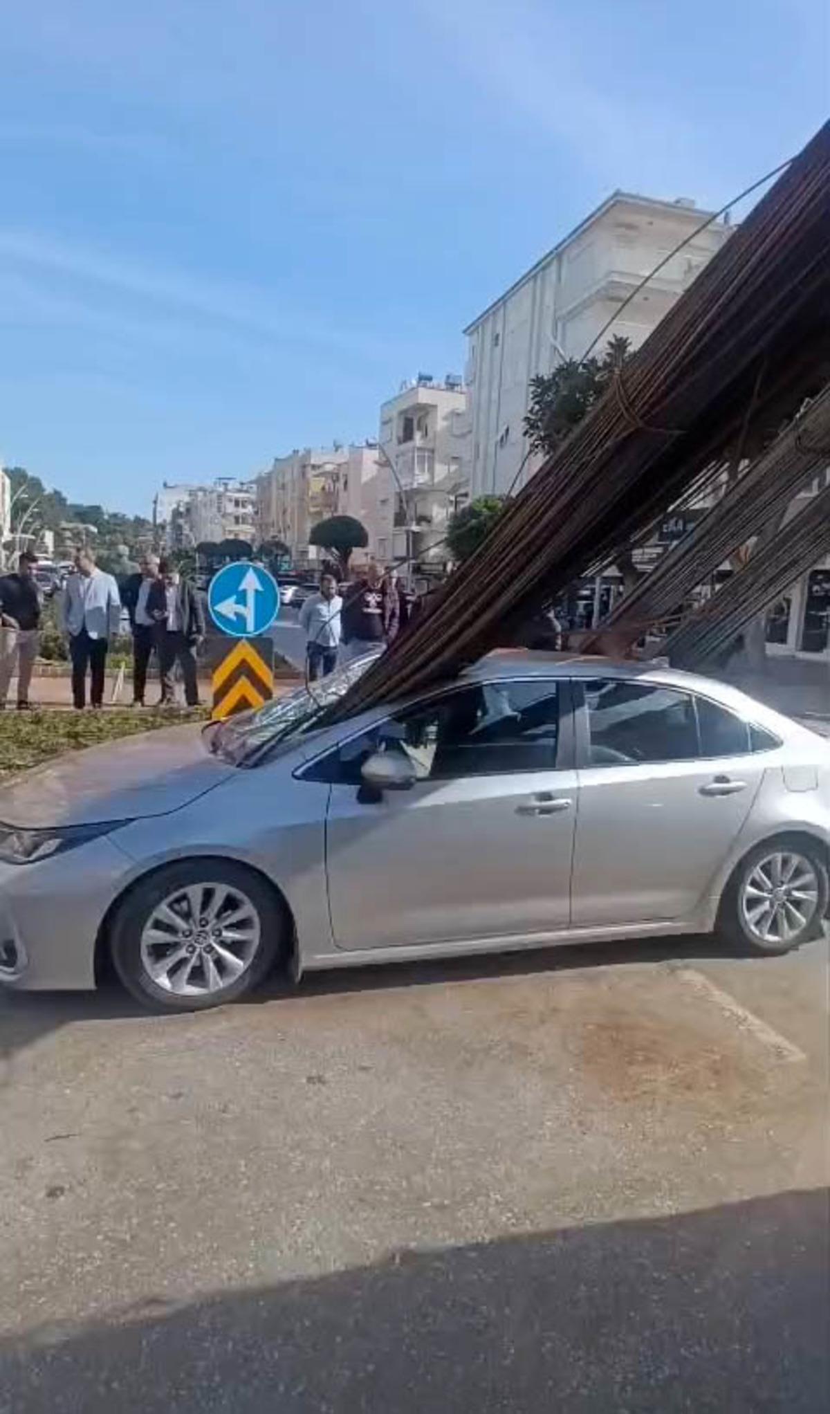 Antalya da korkunç kaza! İnşaat demirleri araca böyle saplandı 8