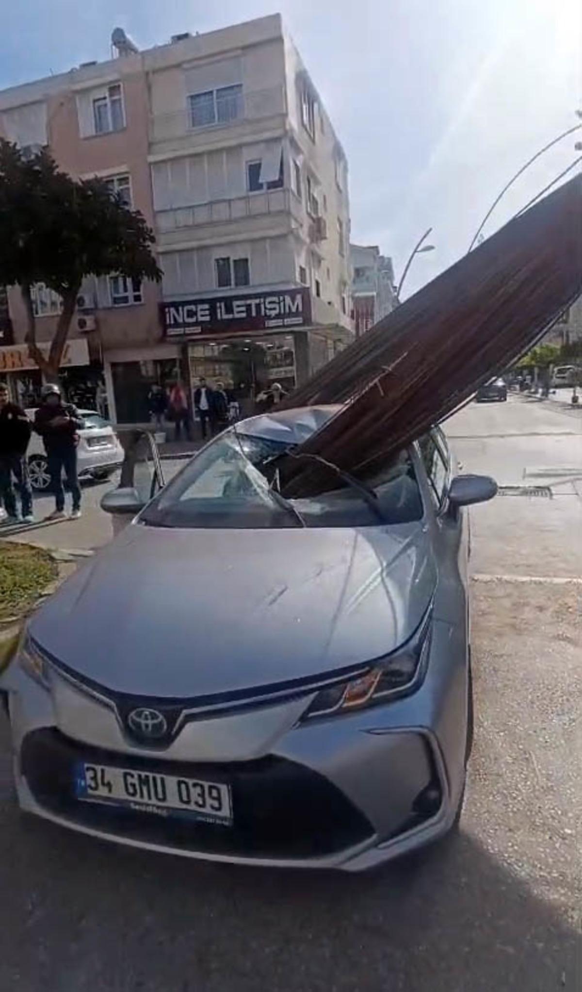 Antalya da korkunç kaza! İnşaat demirleri araca böyle saplandı 7