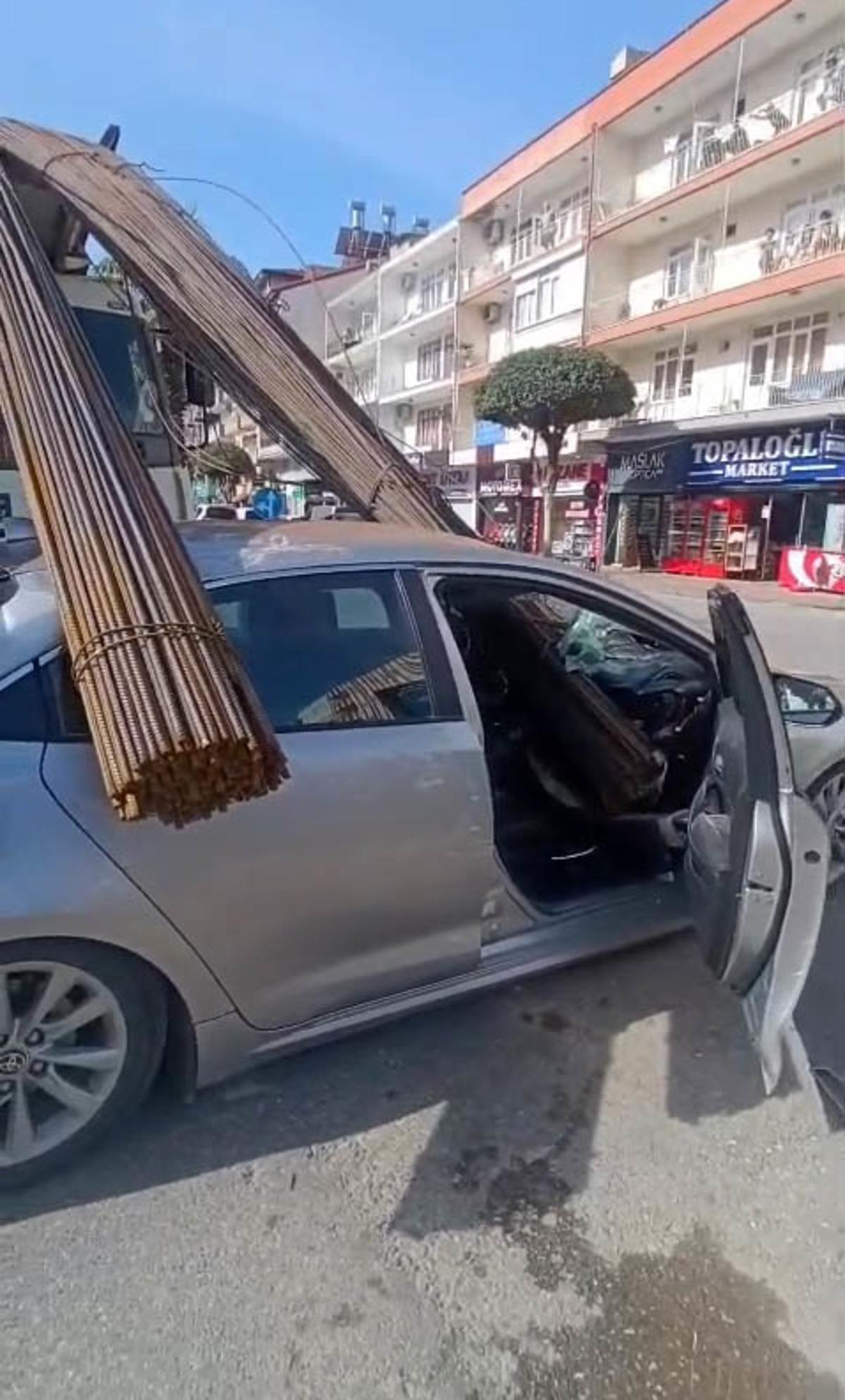 Antalya da korkunç kaza! İnşaat demirleri araca böyle saplandı 6