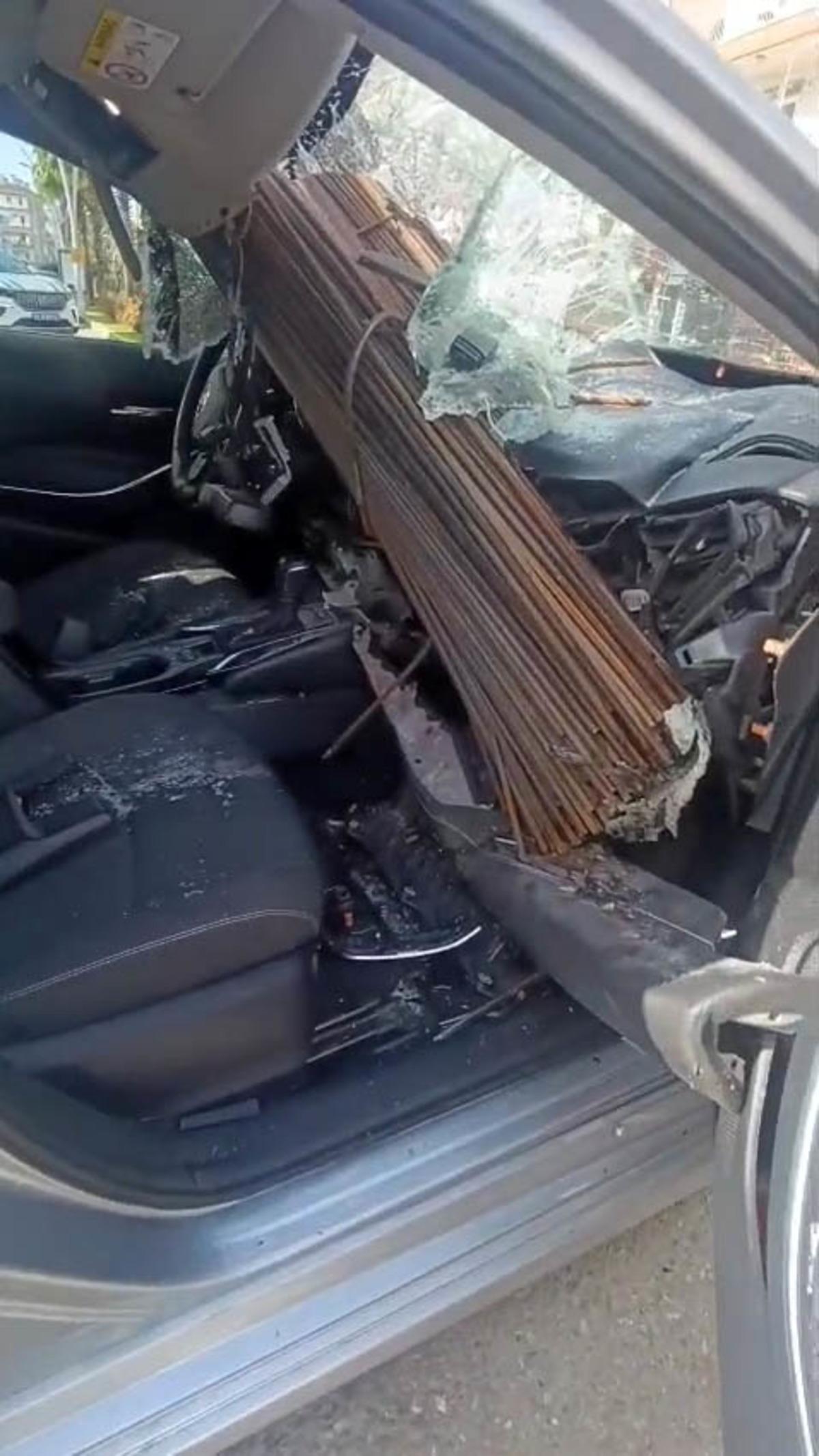 Antalya da korkunç kaza! İnşaat demirleri araca böyle saplandı 5