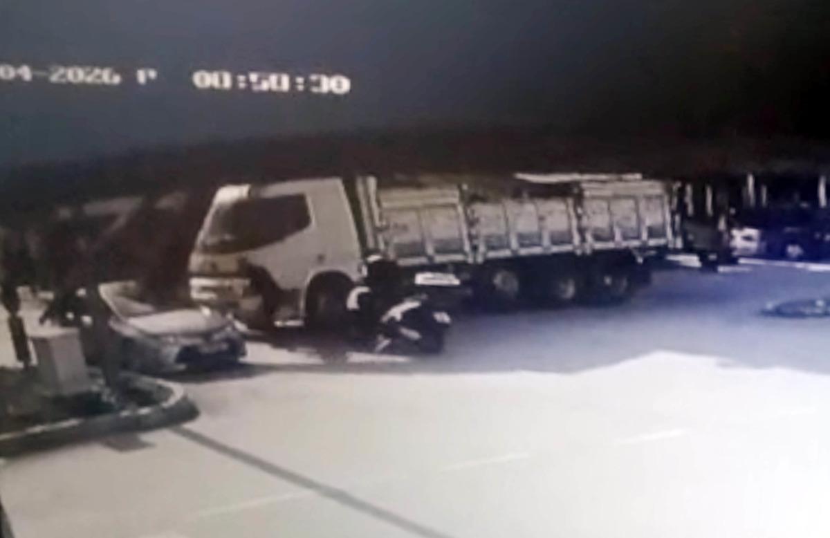 Antalya da korkunç kaza! İnşaat demirleri araca böyle saplandı 4