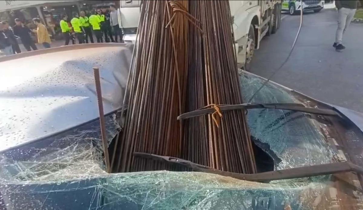 Antalya da korkunç kaza! İnşaat demirleri araca böyle saplandı 1