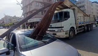Antalya'da korkun&ccedil; kaza! İnşaat demirleri araca b&ouml;yle saplandı