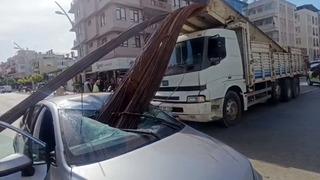 Antalya'da korkunç kaza! İnşaat demirleri araca böyle saplandı