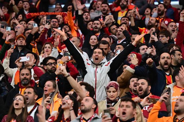Galatasaraylı yıldızın puan kaybı sonrası yaptığı paylaşım taraftarı çıldırttı! Apar topar sildi, yorumları kapattı