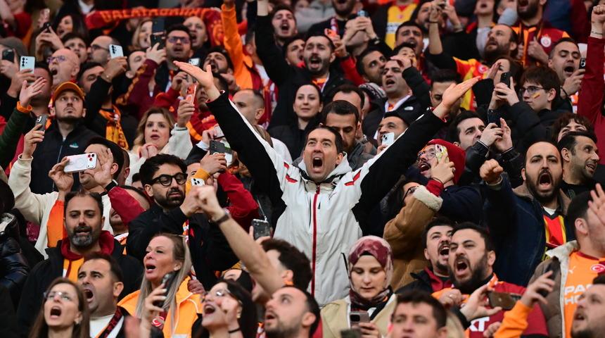Galatasaraylı yıldızın puan kaybı sonrası yaptığı paylaşım taraftarı &ccedil;ıldırttı! Apar topar sildi, yorumları kapattı