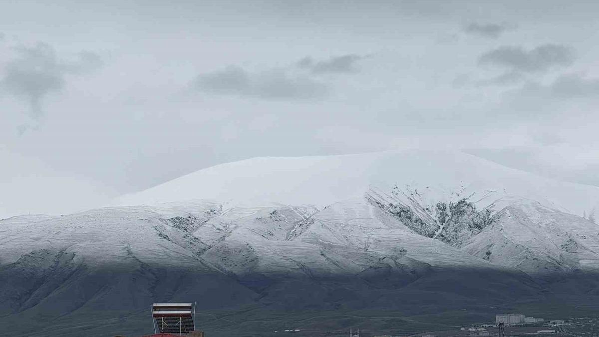 Iğdır Ovası’nı çevreleyen sıra dağlar yeniden beyaza büründü
