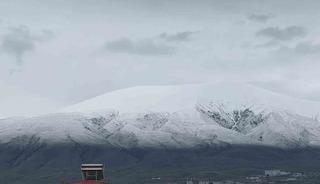 Iğdır Ovası&rsquo;nı &ccedil;evreleyen sıra dağlar yeniden beyaza b&uuml;r&uuml;nd&uuml;