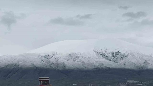 Iğdır Ovası’nı çevreleyen sıra dağlar yeniden beyaza büründü