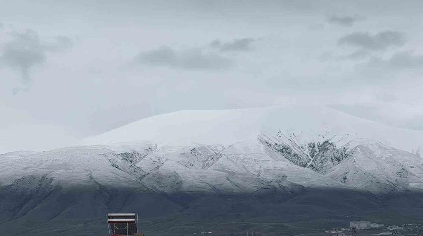 Iğdır Ovası&rsquo;nı &ccedil;evreleyen sıra dağlar yeniden beyaza b&uuml;r&uuml;nd&uuml;