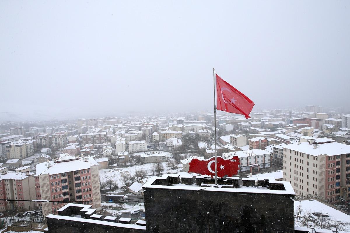 Nisan ortasında T&uuml;rkiye den kar manzaraları! Bir&ccedil;ok il beyaza b&uuml;r&uuml;nd&uuml; 14