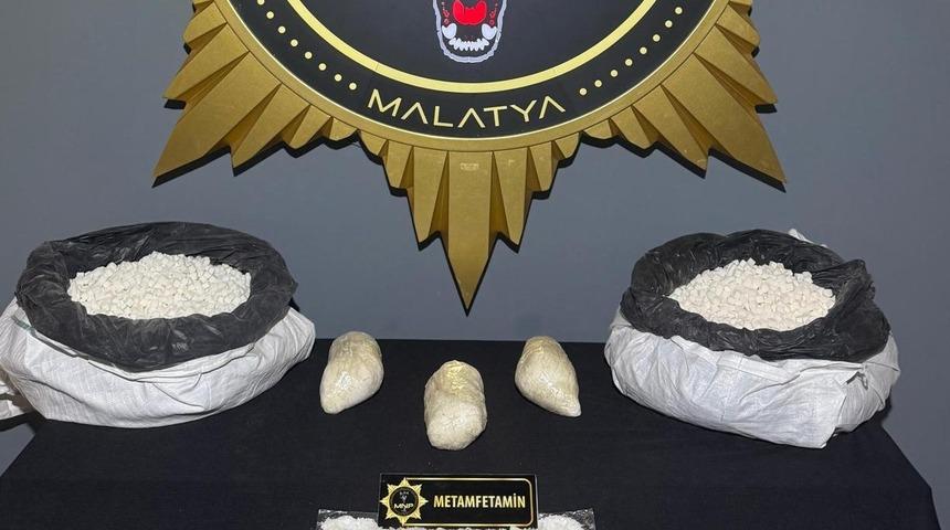 Şeker &ccedil;uvallarından 3 kilo uyuşturucu &ccedil;ıktı