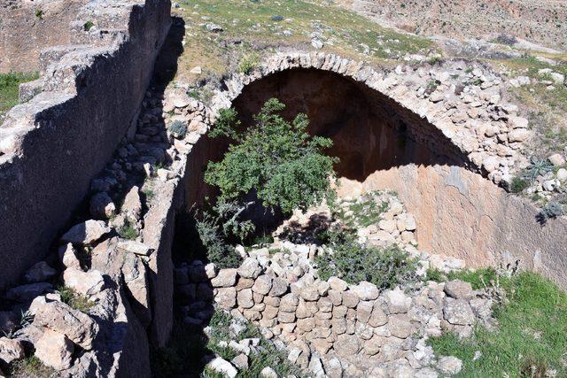 Tarihi Rabat Kalesi, kaderine terk edildi