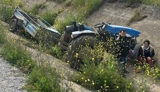Turgutlu&rsquo;da &ouml;n lastiği fırlayan trakt&ouml;r takla attı: 2 yaralı