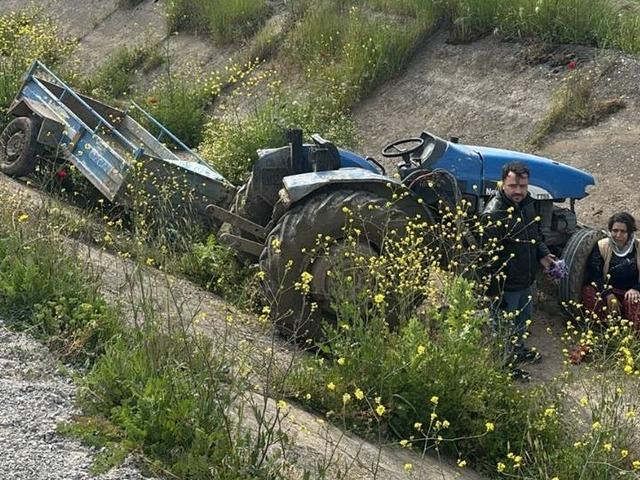 Turgutlu&rsquo;da &ouml;n lastiği fırlayan trakt&ouml;r takla attı: 2 yaralı