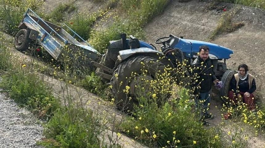 Turgutlu&rsquo;da &ouml;n lastiği fırlayan trakt&ouml;r takla attı: 2 yaralı