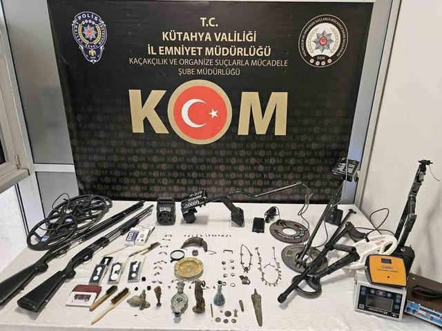 K&uuml;tahya&rsquo;da tarihi eser ka&ccedil;ak&ccedil;ılığı operasyonu