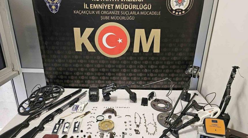 K&uuml;tahya&rsquo;da tarihi eser ka&ccedil;ak&ccedil;ılığı operasyonu