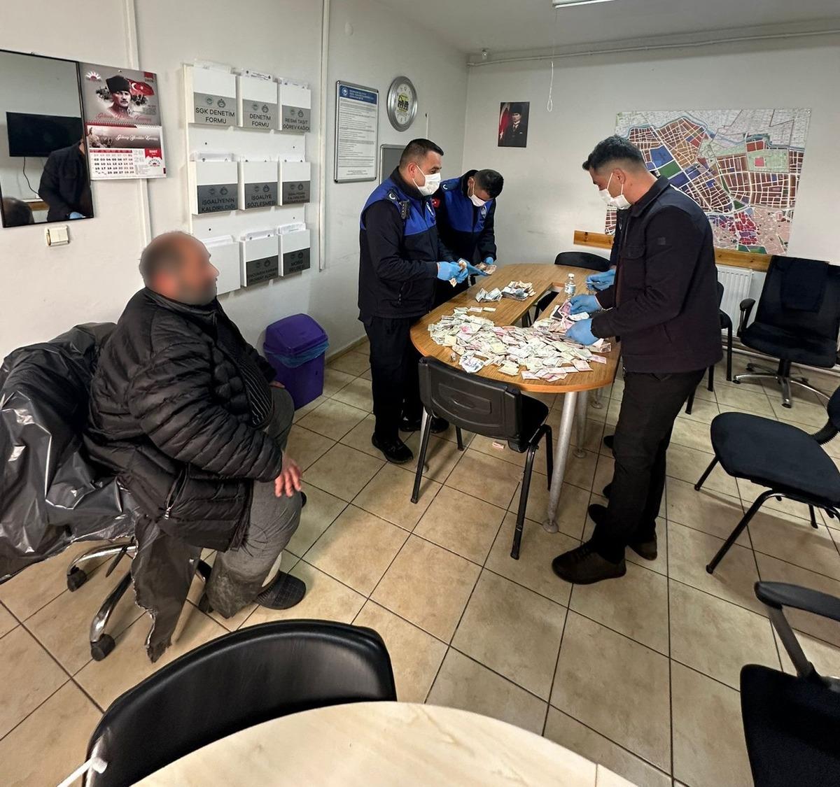 Dilencinin üzerinden çıkan para şaşırttı: Günlük kazanç 3