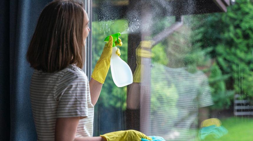 Camları ayna gibi parlatan karışım! Sadece 2 dakikada camlar kristal gibi olacak