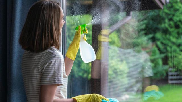 Camları ayna gibi parlatan karışım! Sadece 2 dakikada camlar kristal gibi olacak