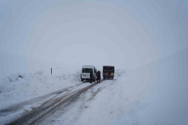 Muş’ta kar ve tipi: Mahsur kalan 50 kişi kurtarıldı 5