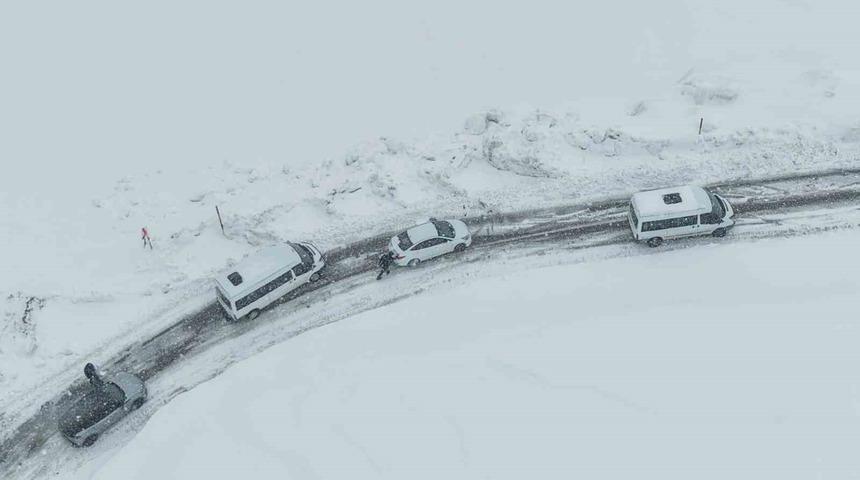 Muş&rsquo;ta kar ve tipi: Mahsur kalan 50 kişi kurtarıldı