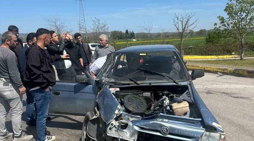 Otomobil ile otob&uuml;s &ccedil;arpıştı: 1 yaralı