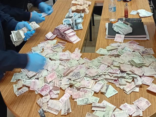 Dilencinin &uuml;zerinden &ccedil;ıkan para şaşırttı: G&uuml;nl&uuml;k kazan&ccedil;