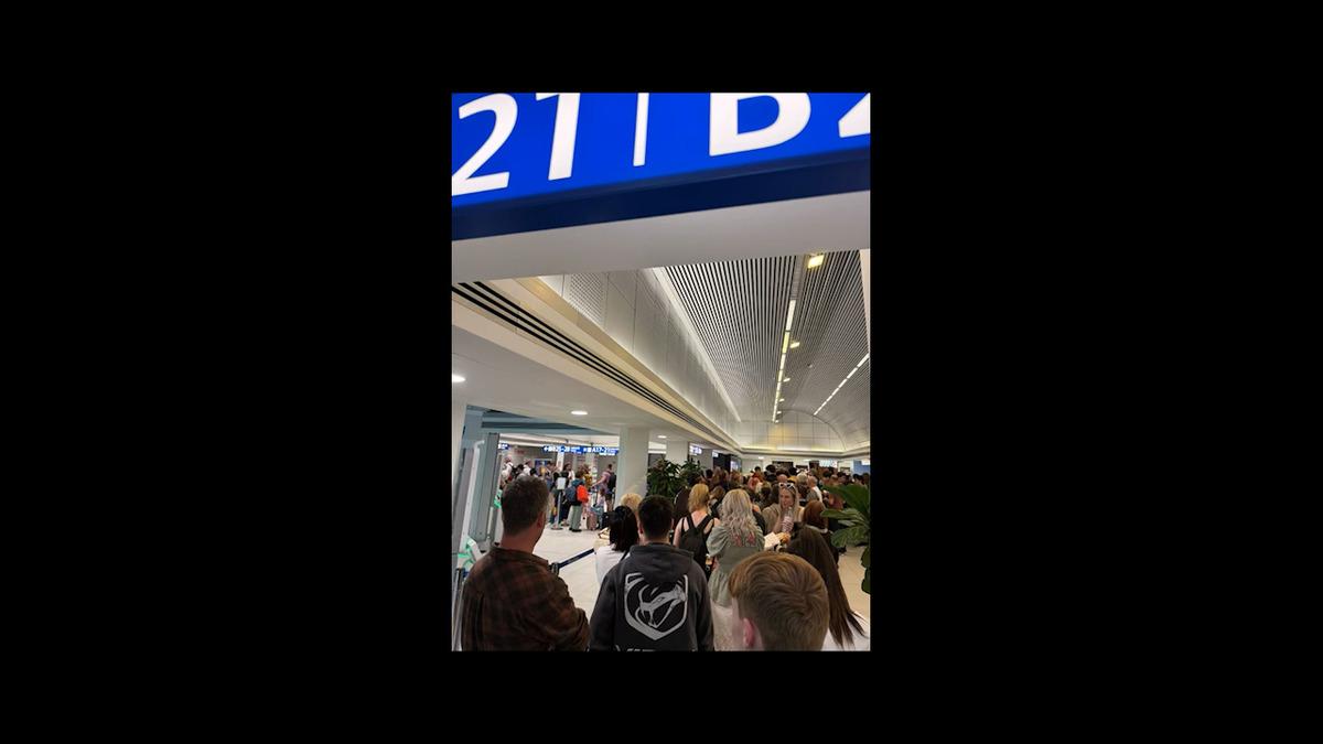 Havalimanında kabus! Yolcular kuyrukta kustu, bayıldı... 1