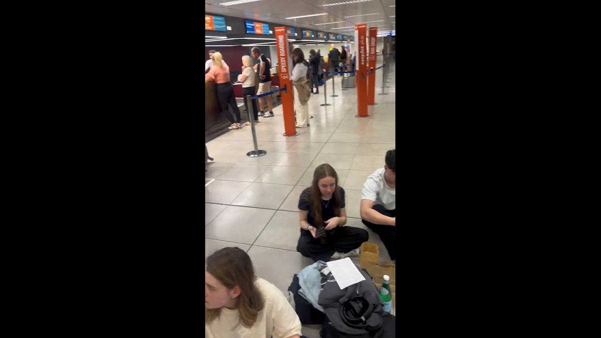 Havalimanında kabus! Yolcular kuyrukta kustu, bayıldı... 2