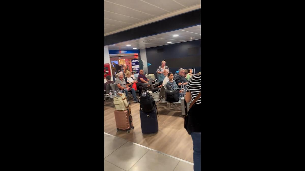 Havalimanında kabus! Yolcular kuyrukta kustu, bayıldı... 3