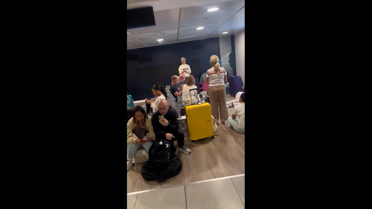 Havalimanında kabus! Yolcular kuyrukta kustu, bayıldı... 4