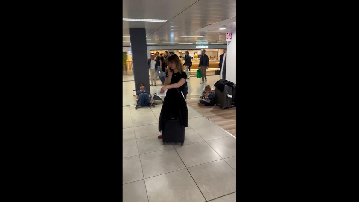 Havalimanında kabus! Yolcular kuyrukta kustu, bayıldı... 5