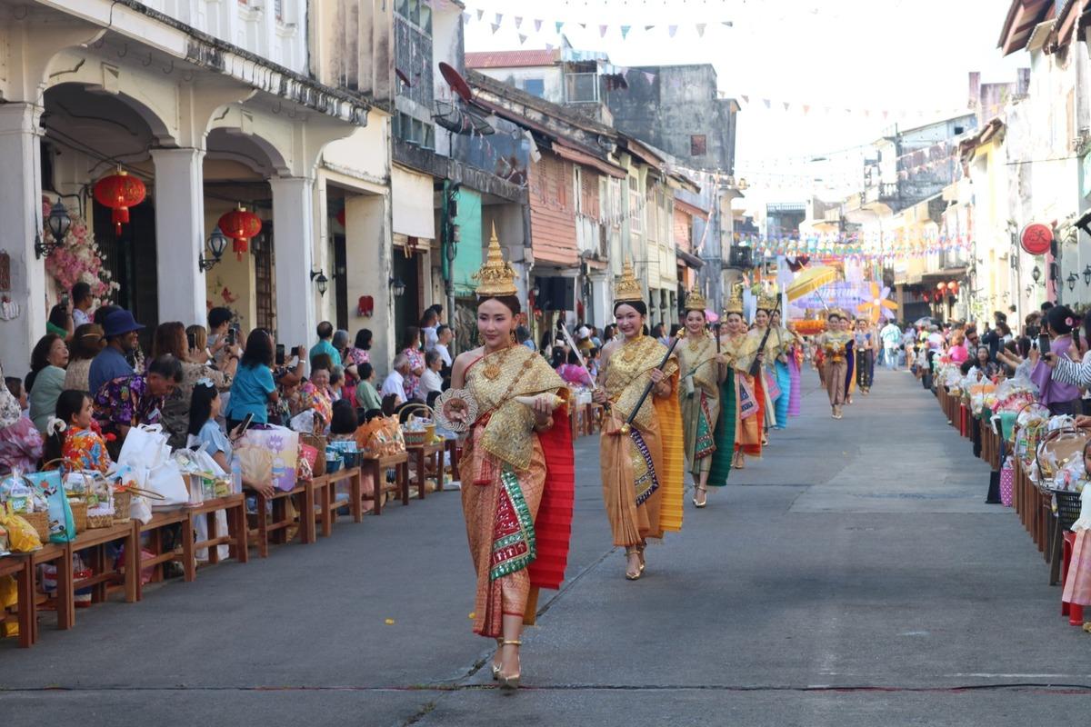 Tayland ın en b&uuml;y&uuml;k bayramı başladı: Songkran Su Festivali nedir? 2